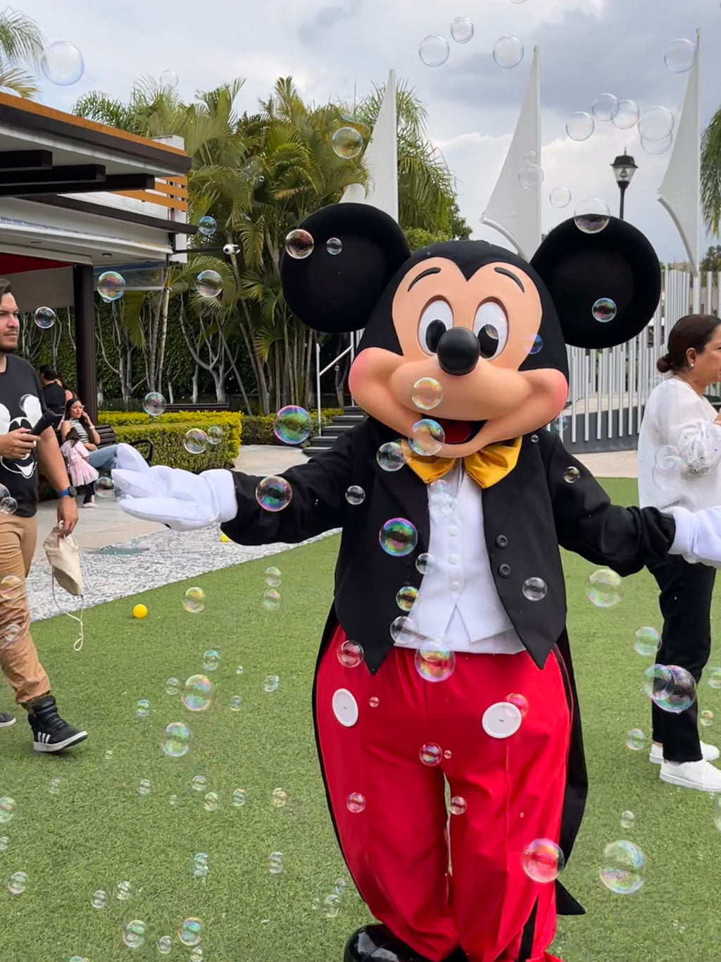 Mickey Mouse en tu evento diversión con burbujas